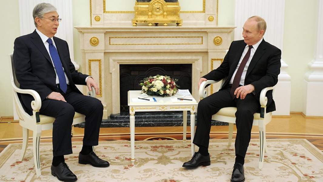 Президент РФ Владимир Путин и президент Казахстана Касым-Жомарт Токаев во время беседы в Кремле