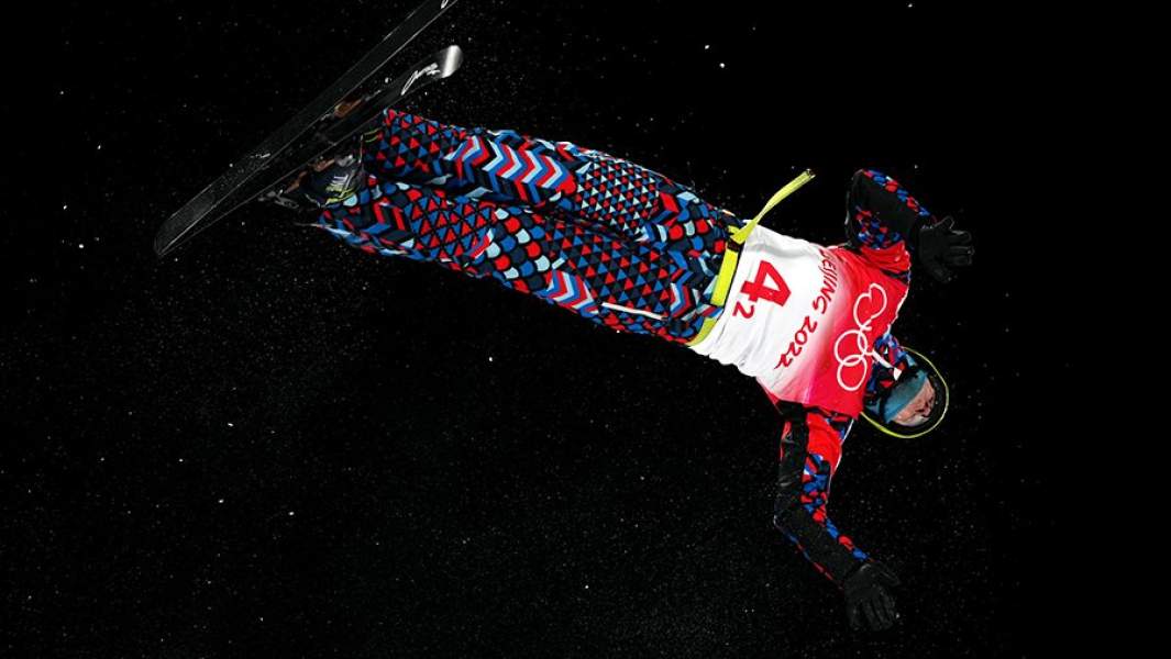 Член сборной команды ОКР Илья Буров в первом финале дисциплины лыжная акробатика соревнований по фристайлу среди смешанных команд на XXIV зимних Олимпийских играх в Пекине