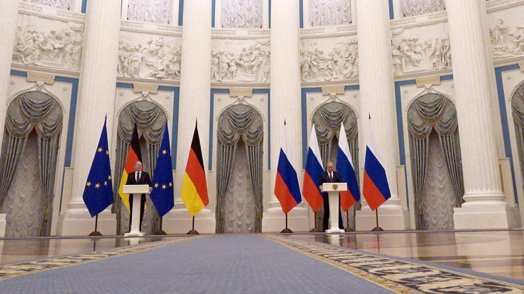 Президент РФ Владимир Путин и канцлер ФРГ Олаф Шольц (слева) на пресс-конференции по итогам встречи в Москве.