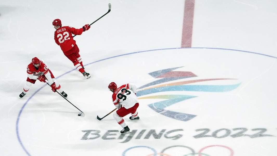 Четвертьфинальный матч по хоккею среди мужчин между сборными командами ОКР и Дании