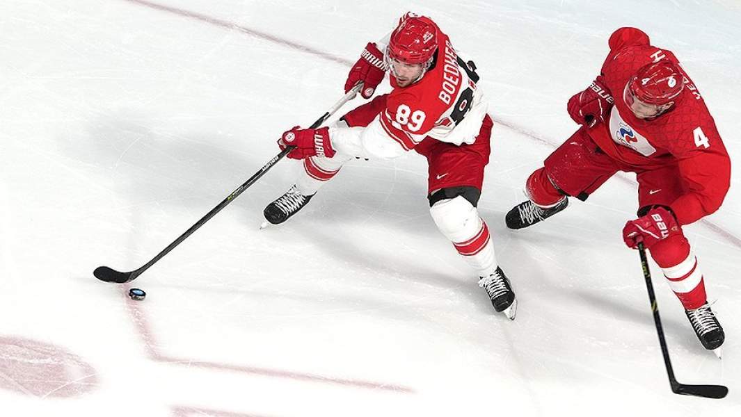 Четвертьфинальный матч по хоккею среди мужчин между сборными командами ОКР и Дании