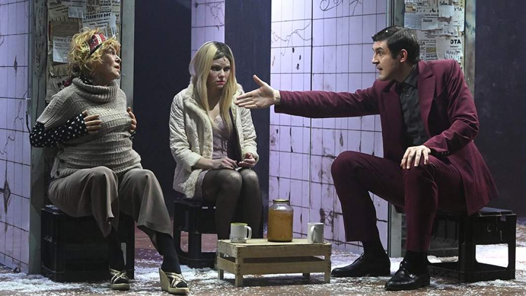 Актеры Людмила Погорелова в роли Коробочки (слева) и Сергей Епишев в роли Чичикова в сцене из спектакля режиссера Дениса Азарова «Мёртвые души» по мотивам произведения Николая Гоголя в Театре Романа Виктюка