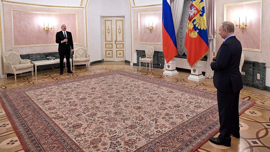 Президент РФ Владимир Путин и президент Азербайджана Ильхам Алиев после пресс-конференции по итогам переговоров в Кремле