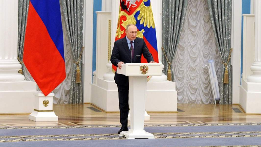 Президент РФ Владимир Путин отвечает на вопросы журналистов после окончания встречи с президентом Азербайджана Ильхамом Алиевым