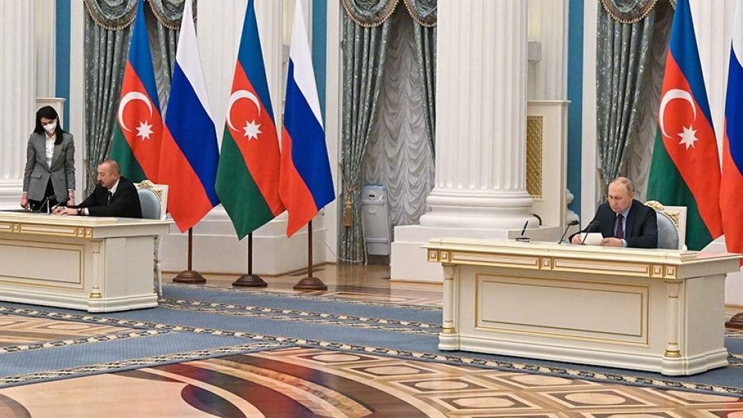 Президент РФ Владимир Путин и президент Азербайджана Ильхам Алиев во время подписания декларации о союзническом взаимодействии после переговоров