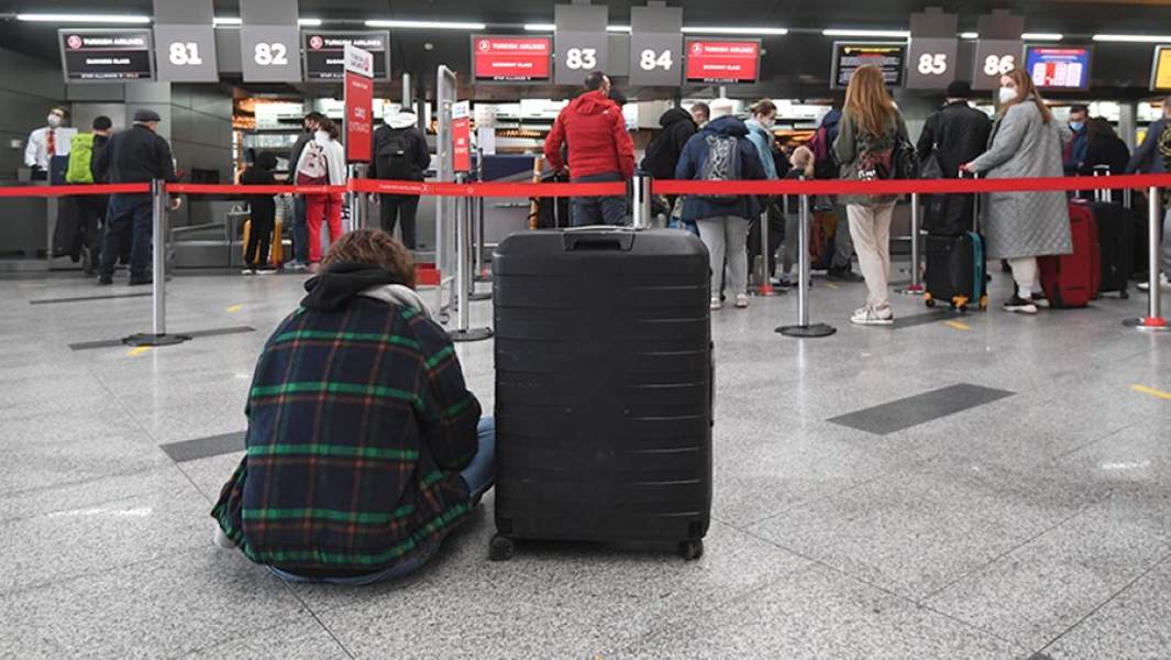 Пассажиры у стойки регистрации в аэропорту