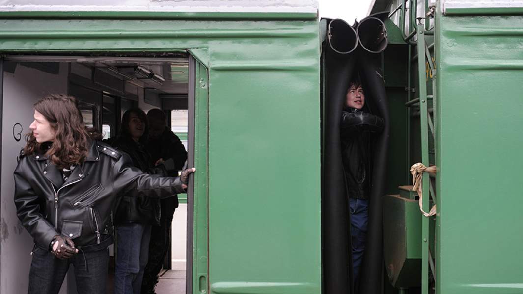 Зацеперы перед отправлением электропоезда на одном из вокзалов Санкт-Петербурга