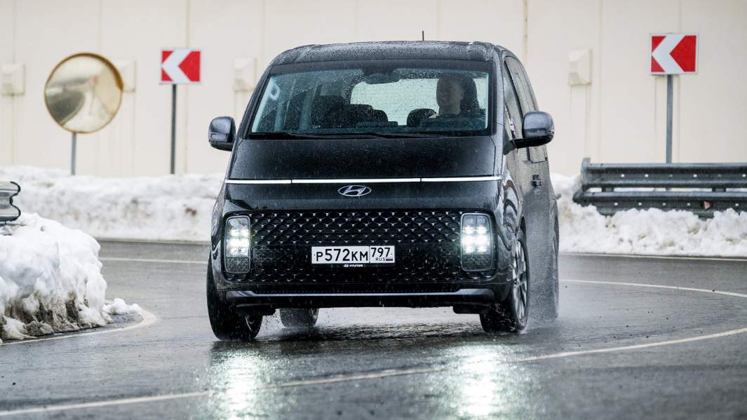 С места до «сотни» бензиновая (249 л.с.) машина разгоняется за 9,2 с. Максимальная скорость — 210 км/ч. Результат дизельной полноприводной машины — 13,5 и 180 км/ч