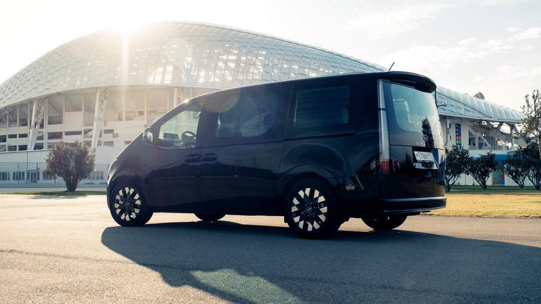 Габариты Hyundai Staria 5253×1997×1990 мм при колесной базе 3273 мм