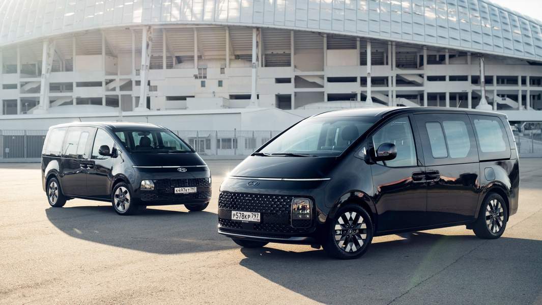 Версия Premium отличается от обычной Staria дизайном дисков, другим рисунком решетки радиатора и более крупными фарами со светодиодными элементами