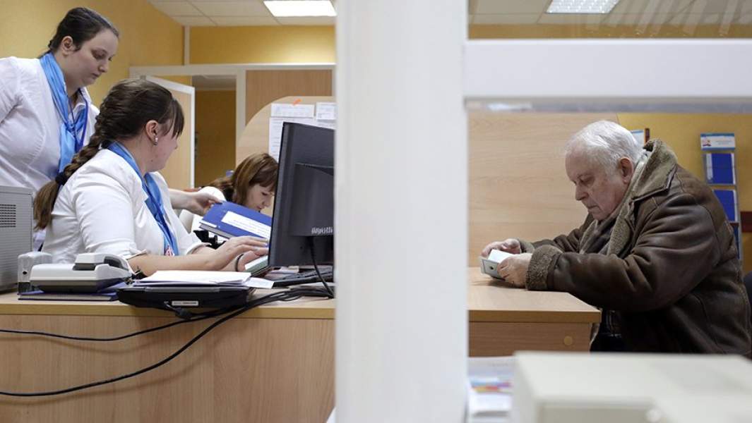 Пенсионер в одном из отделений Пенсионного фонда России