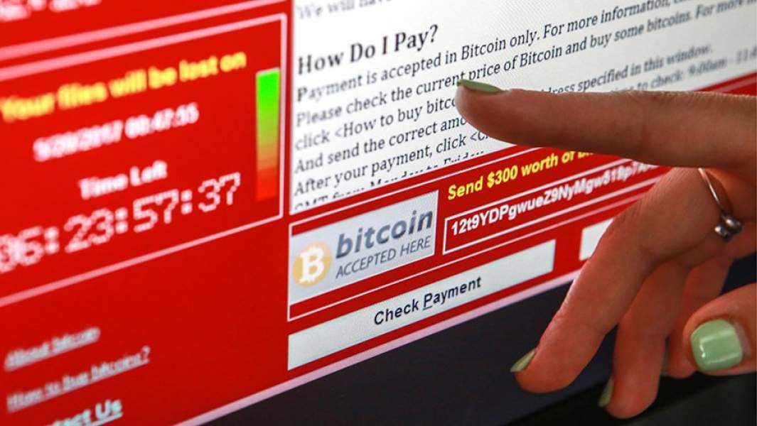 Информация о вирусе-шифровальщике на экране смартфона