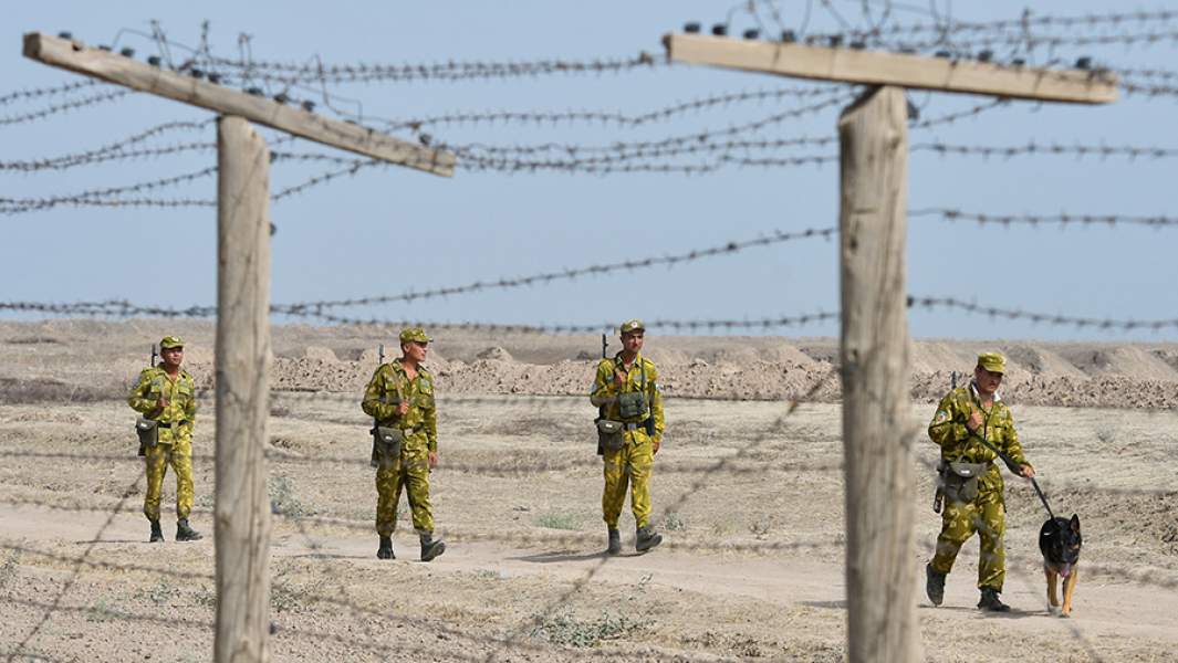 Военнослужащие Пянджского пограничного отряда во время патрулирования таджикско-афганской границы