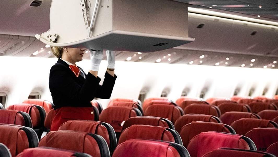 Стюардесса в салоне самолета