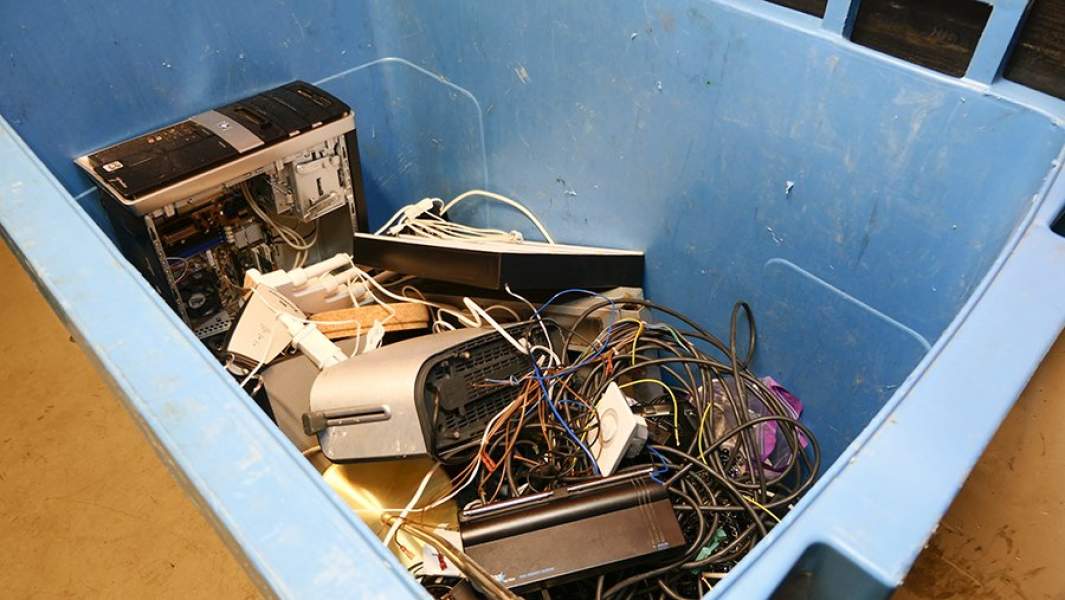 Компьютерная техника в мусорном баке