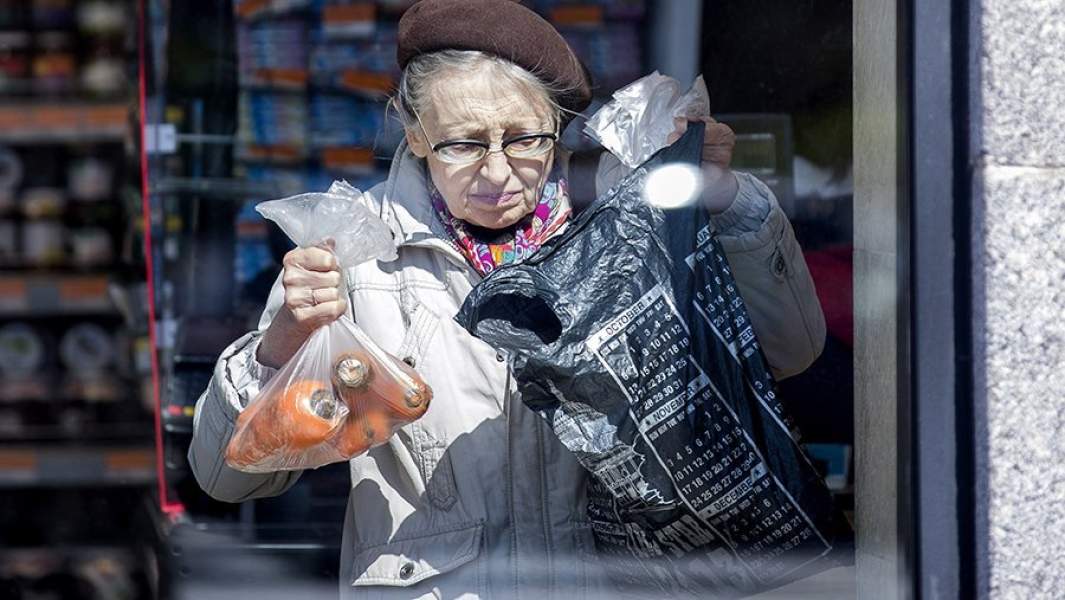 Пожилая женщина в одном из продуктовых магазинов Кишинева