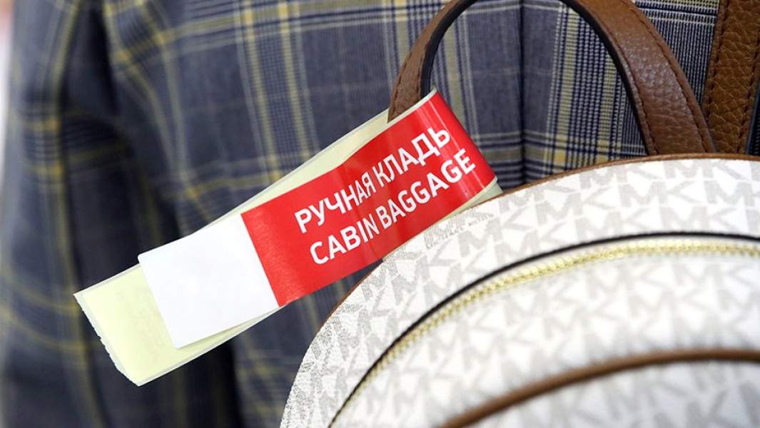 Наклейка «Ручная кладь» на багаже в международном аэропорту Жуковский
