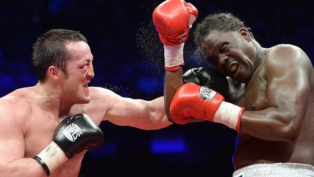 Денис Лебедев и Гильермо Джонс во время боя за звание чемпиона мира по версии Всемирной боксерской ассоциации (WBA) в тяжелом весе