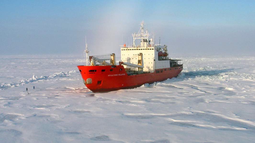 Флагман российского научного полярного флота «Академик Федоров» во льдах Северного ледовитого океана