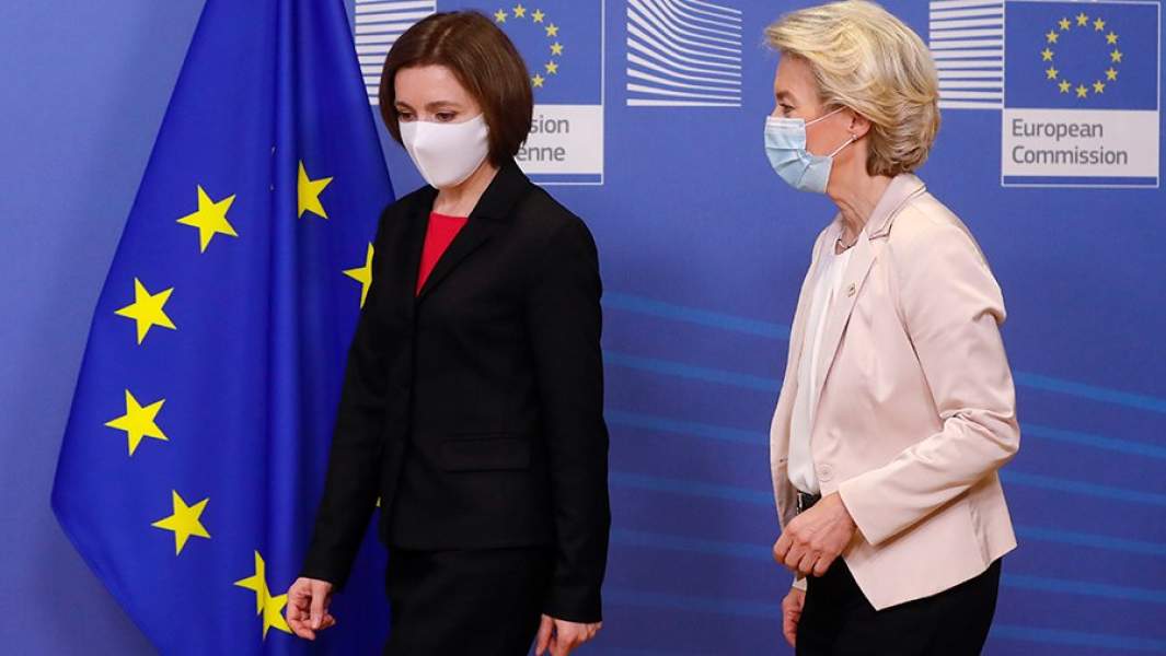 Президент Молдавии Майя Санду и глава Еврокомиссии Урсула фон дер Ляйен перед церемонией подписания документа о выделении Кишиневу €60 млн для выхода из газового кризиса. 15 декабря 2021 года