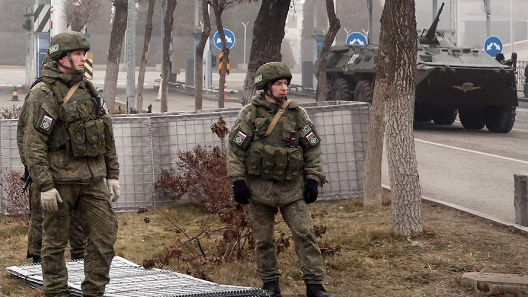 Российские миротворцы у международного аэропорта Алма-Аты. 12 января 2022 года