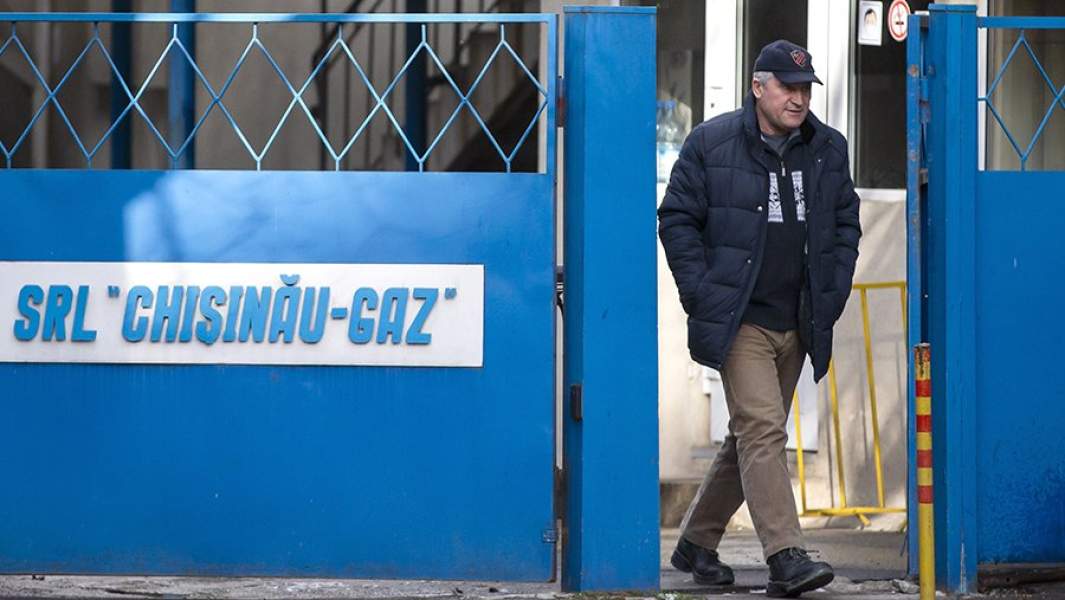 Мужчина выходит из офиса «Кишинев-газа»