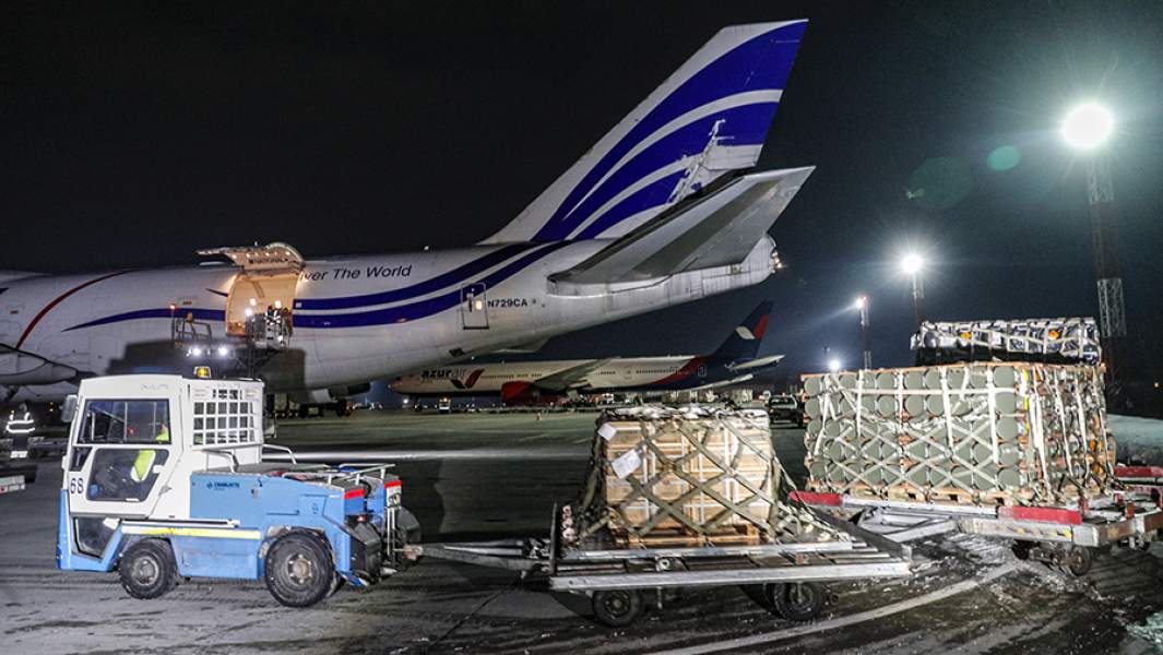 Разгрузка самолета с военной помощью из США в аэропорту Борисполь в Киеве 