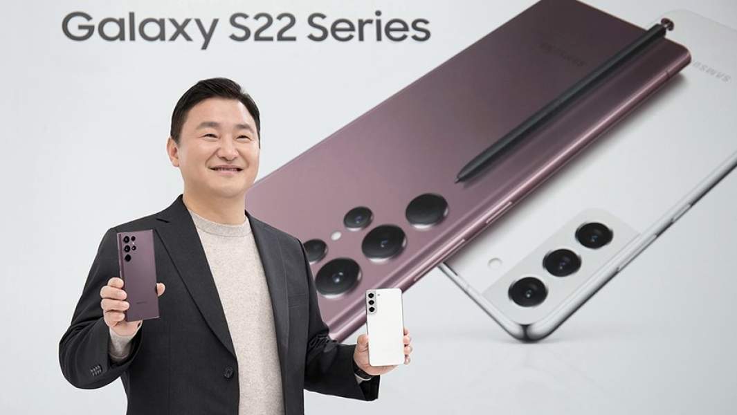 Президент и глава подразделения MX компании Samsung Electronics Ро Тэ Мун во время онлайн-презентации новой серии смартфонов Galaxy S22