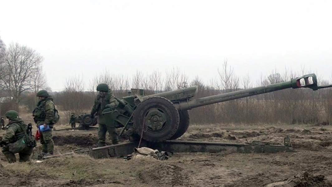 Военнослужащие возле 122-мм гаубицы Д-30 во время учений «Союзная решимость»