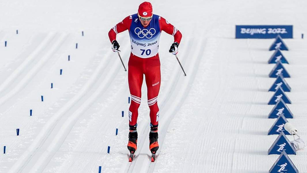 Александр Большунов во время индивидуальной гонки 15 км