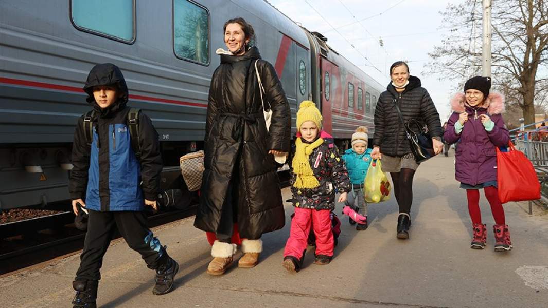 Эвакуированные жители Донбасса на железнодорожном вокзале «Таганрог-1» перед отправкой из Ростовской области в другие регионы России