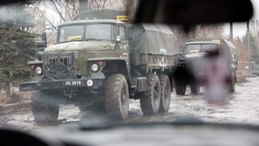 Военная техника Народной милиции ЛНР на дороге в Луганске