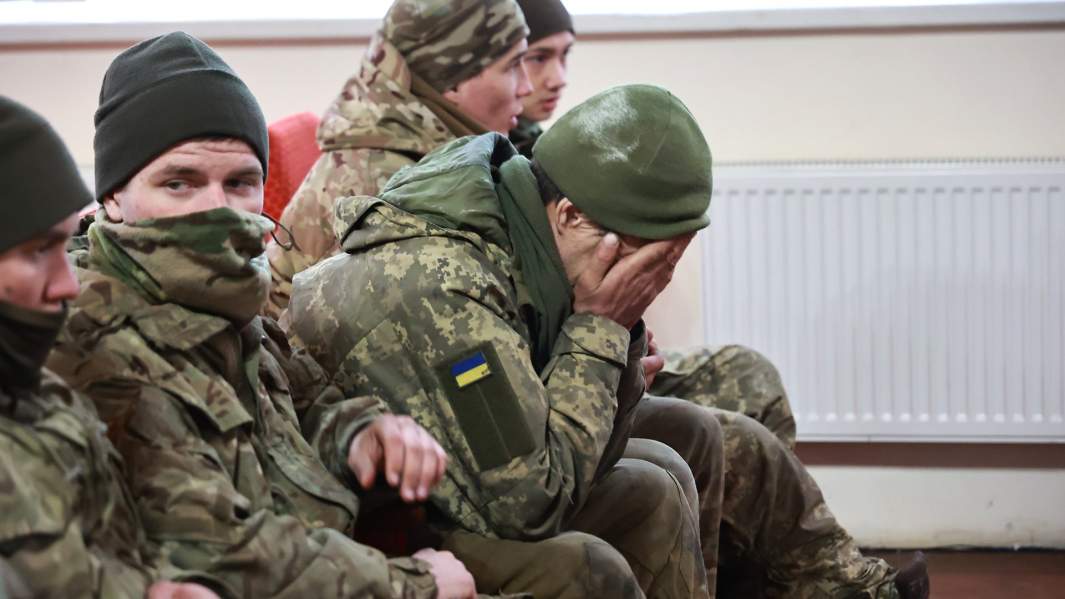 Военнослужащие 57-й отдельной мотопехотной бригады ВСУ, добровольно сложившие оружие в Луганской области, на территории военной комендатуры ЛНР