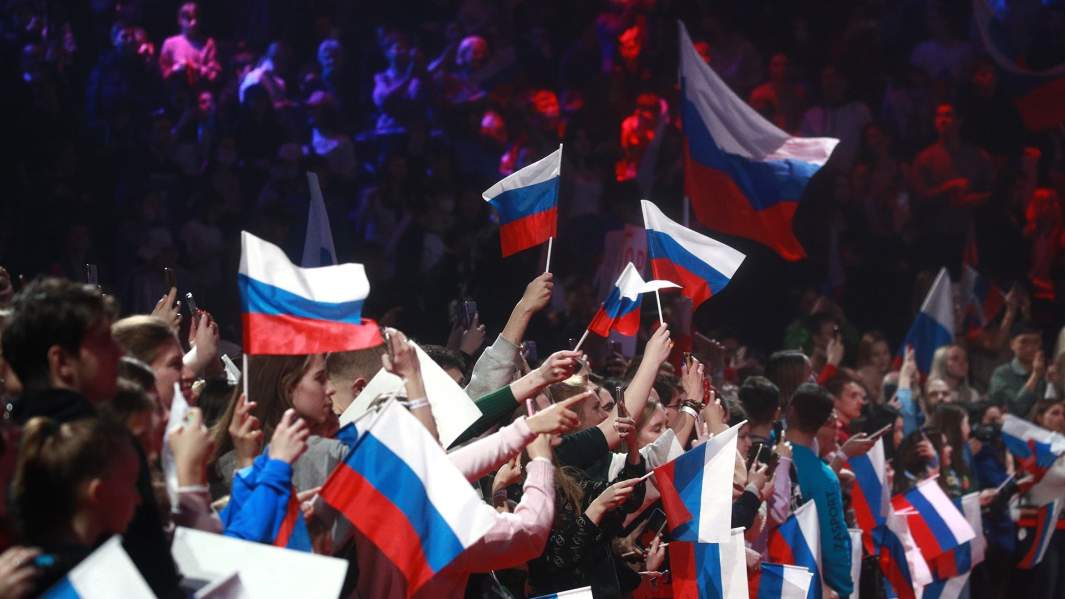 Флаги на концерте в честь торжественной встречи олимпийцев на стадионе "ВТБ Арена" в Москве.