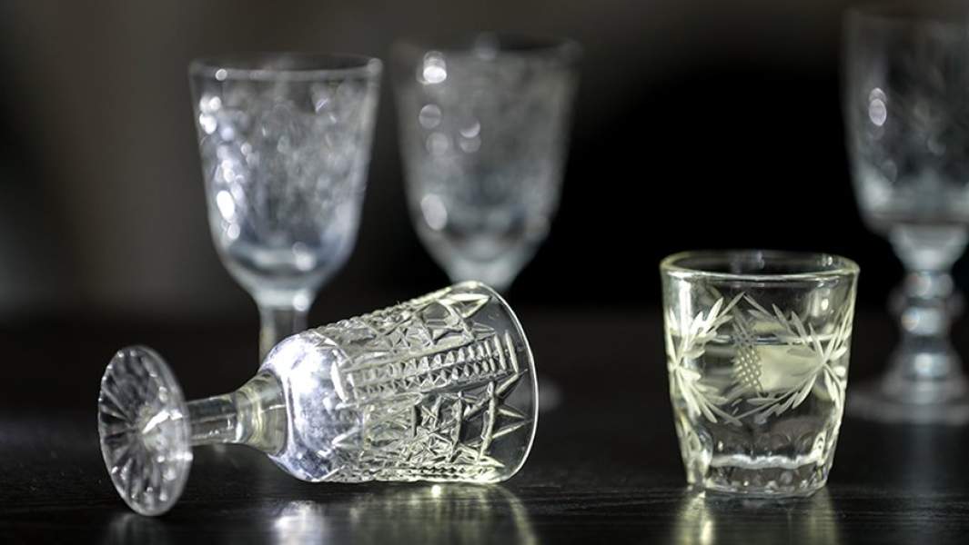 Рюмки на столе