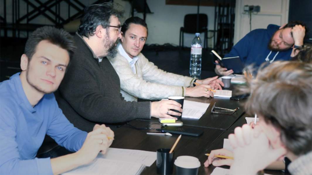 Антон Ефремов, Игорь Золотовицкий, Юрий Чурсин и режиссер Егор Перегудов на первой читке пьесы «Сирано де Бержерак» в МХТ имени Чехова