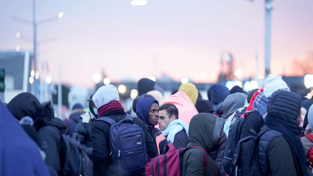 Люди ждут посадки в автобус, направляющийся в центр для беженцев в Перемышле, Медыка, Польша, 28 февраля.