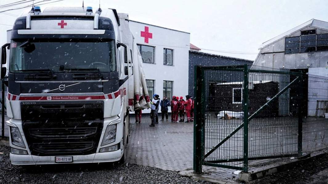 Грузовики итальянского Красного Креста доставляют экстренную помощь в Черновцах