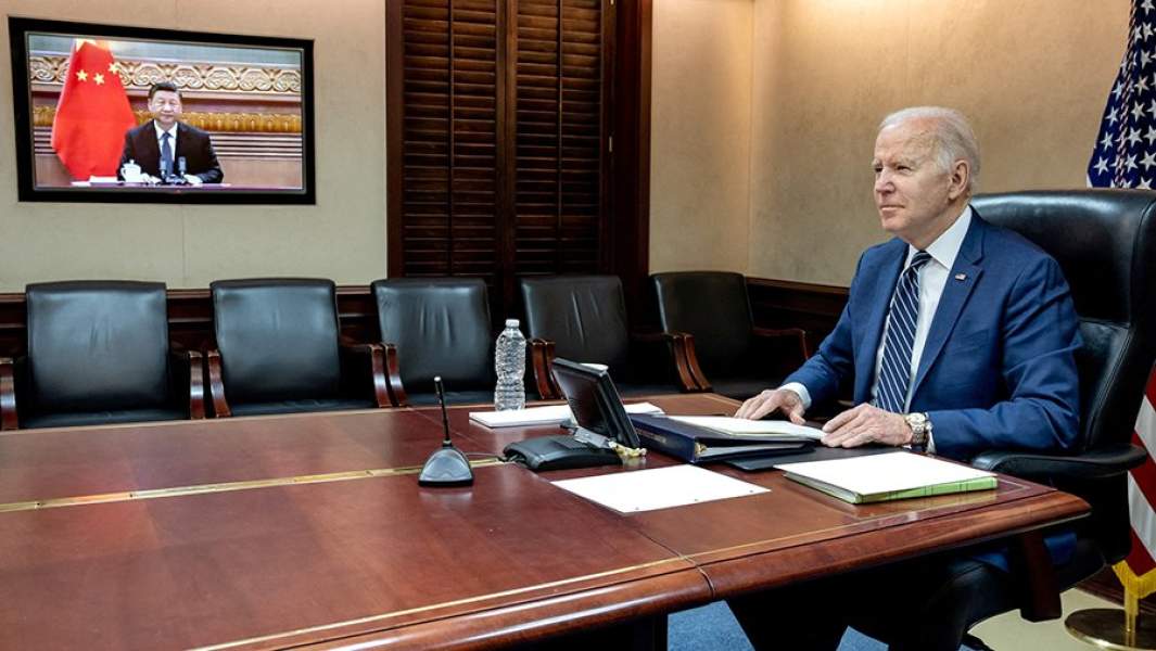 Президент США Джо Байден во время переговоров в режиме видеоконференции с председателем Китайской Народной Республики Си Цзиньпином