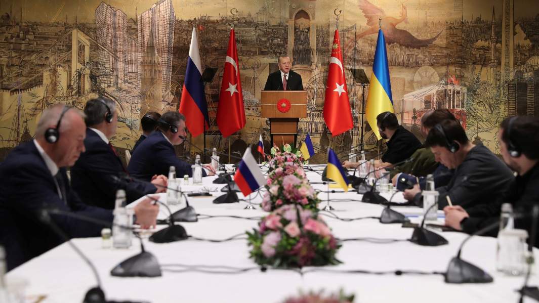 Президент Турции Тайип Эрдоган обращается к российским и украинским переговорщикам перед их личными переговорами в Стамбуле