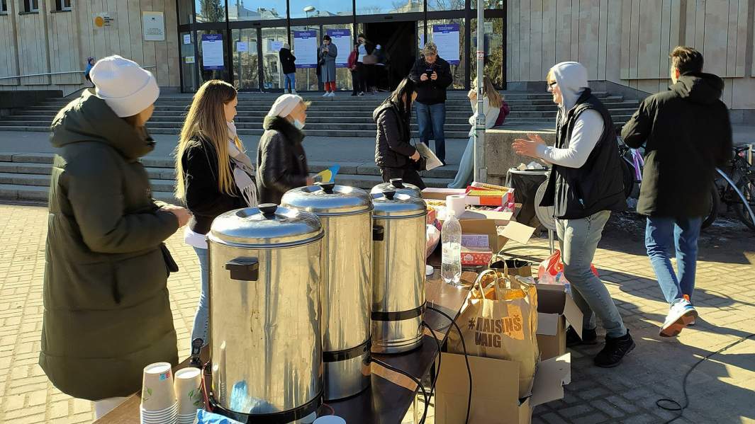 Пункт выдачи горячих напитков для украинских беженцев в Риге