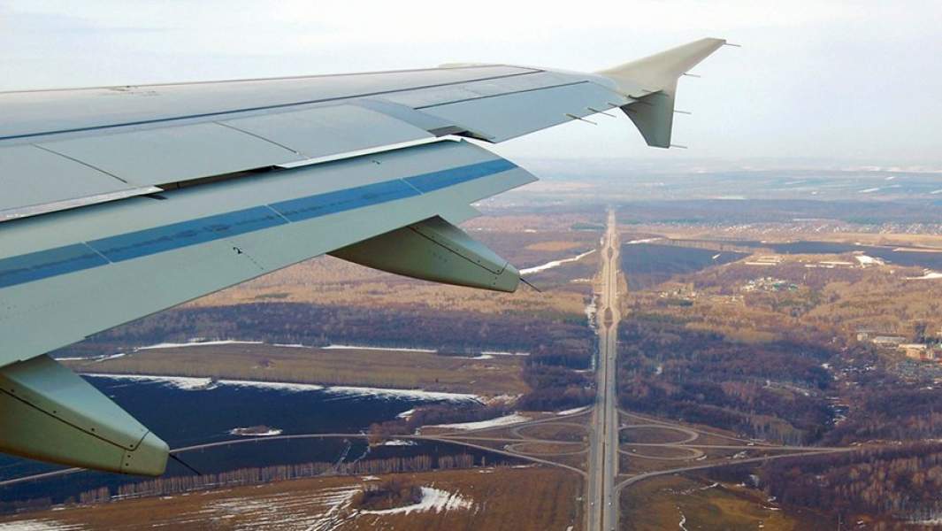 Крыло самолета из иллюминатора