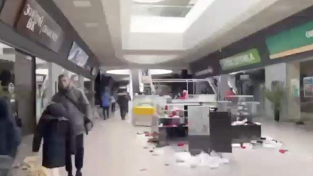 Мародеры грабят торговый центр «Порт-Сити» в Мариуполе