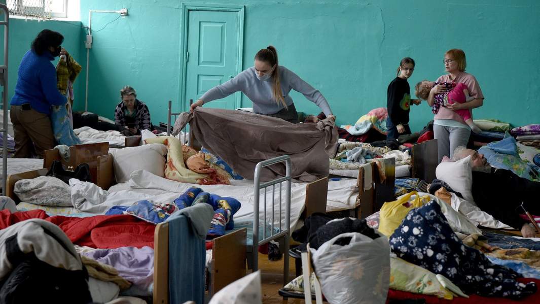 Люди в пункте временного размещения беженцев в Джанкойской городской школе №8, Республика Крым
