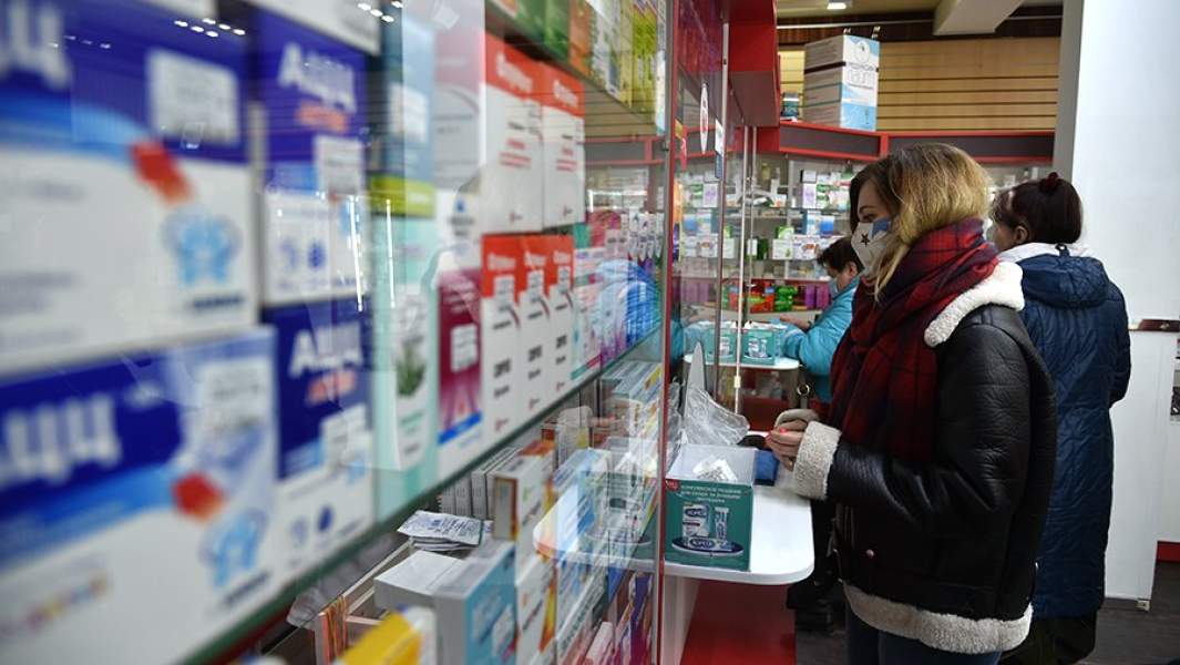 Женщина в аптеке