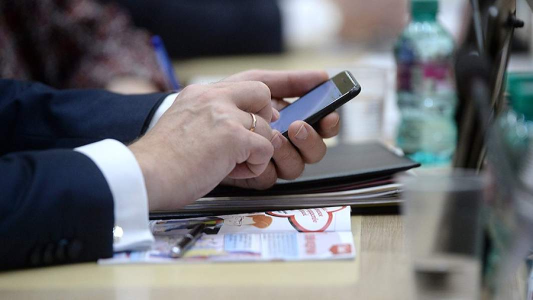 Смартфон в руке чиновника