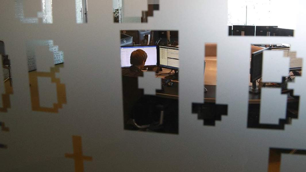 Мужчина работает за компьютером