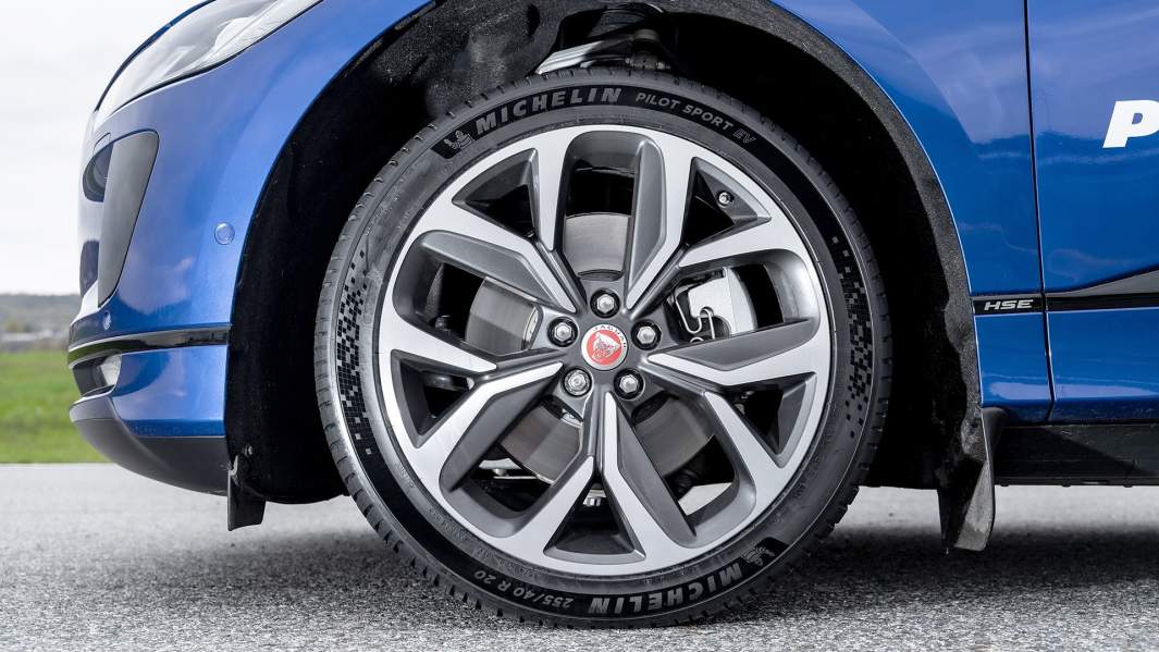 Бархатное теснение Premium Touch на боковине подчеркивает премиальность Pilot Sport