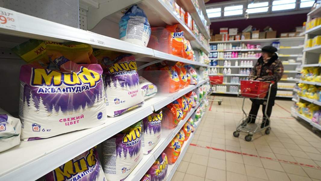 Стиральный порошок на полке магазина