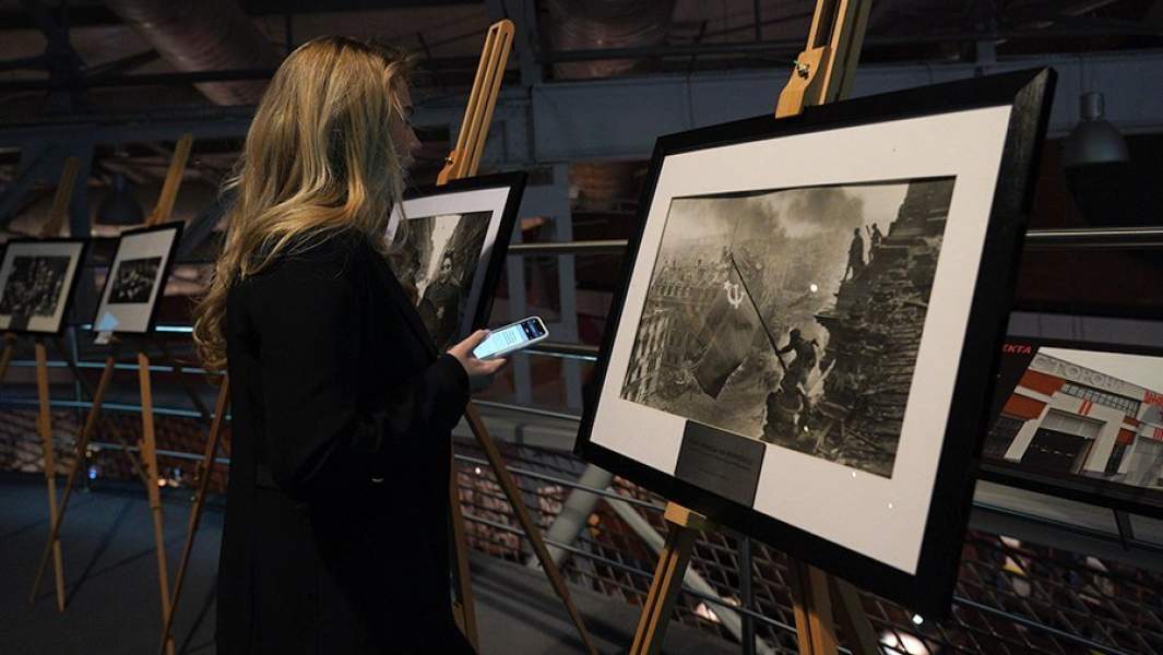 Снимок «Знамя Победы над Рейхстагом», сделанный 2 мая 1945 года, на выставке, посвященной 105-летию со дня рождения легендарного фотокорреспондента Евгения Халдея